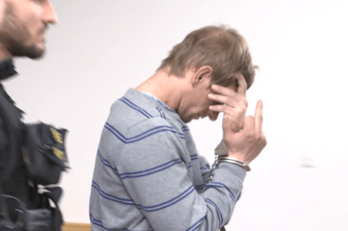 Obviněný ze zabití ženy ve Višňové u soudu, který rozhodoval o jeho vzetí do vazby.