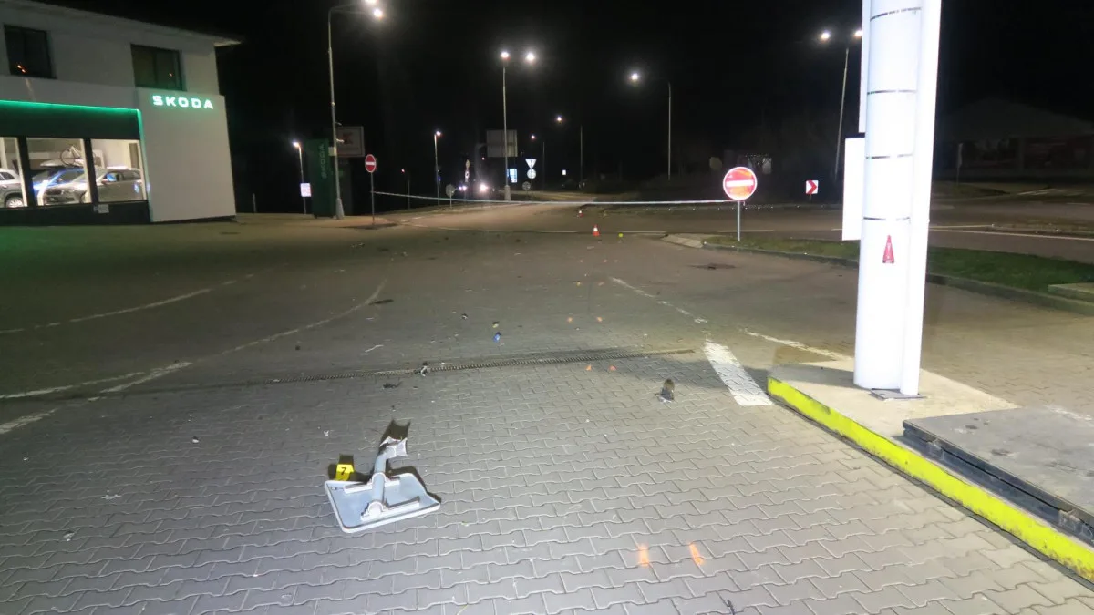 Rovně přes kruháč, pak náraz do značky. Z mikrospánku procitl řidič pod vlivem rychle