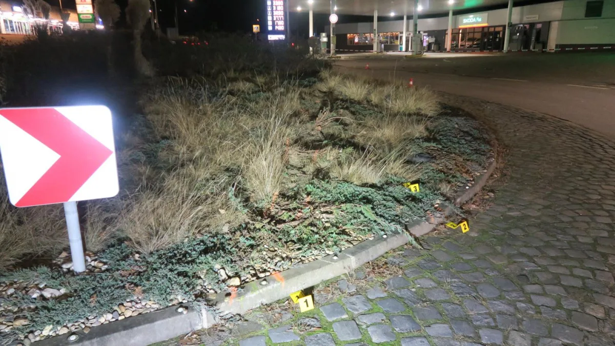 Rovně přes kruháč, pak náraz do značky. Z mikrospánku procitl řidič pod vlivem rychle