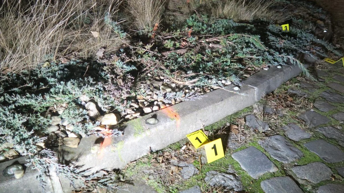 Rovně přes kruháč, pak náraz do značky. Z mikrospánku procitl řidič pod vlivem rychle