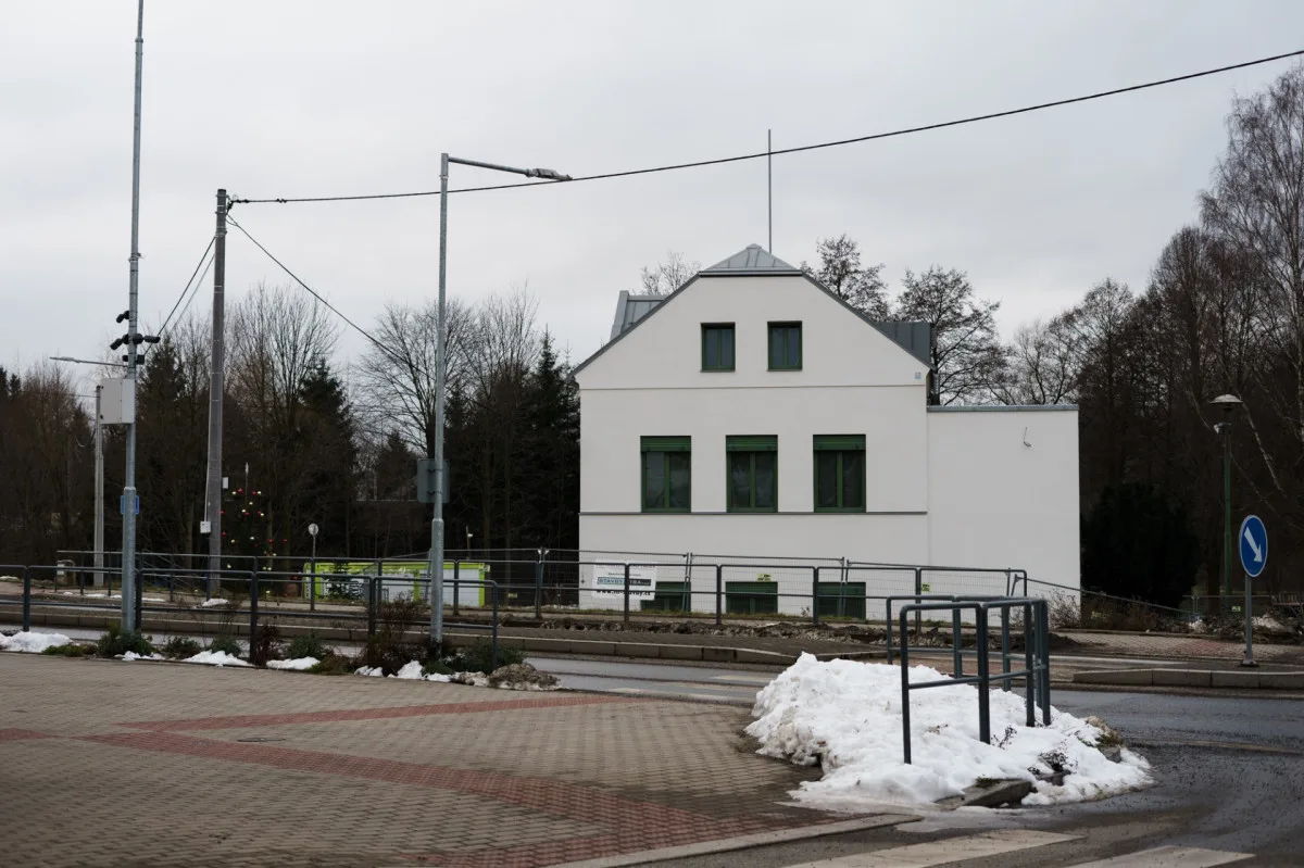 Škola bude sídlit ve zrekonstruované budově bývalého obecního úřadu.