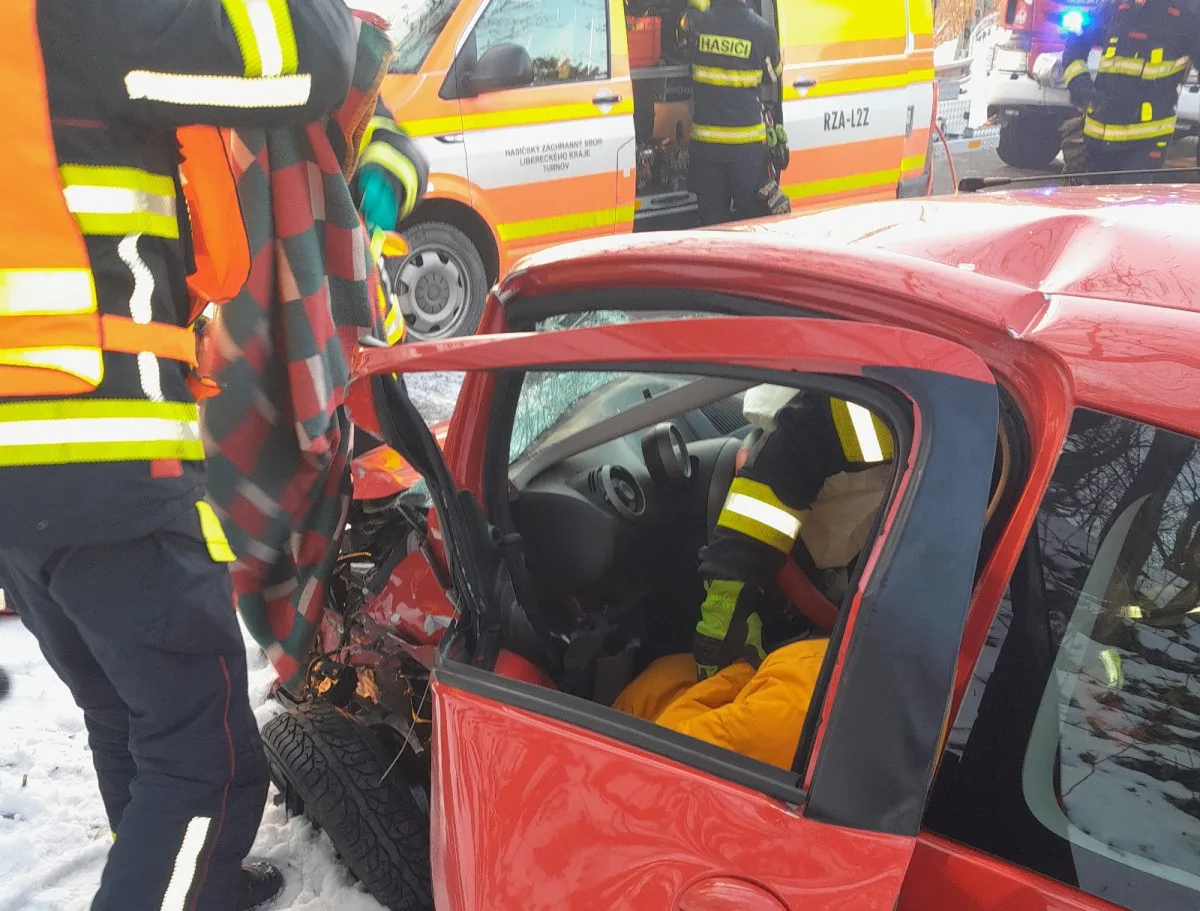Nehoda tří aut mezi Turnovem a Malou Skálou zavřela silnici, řidičku hasiči vystříhávali