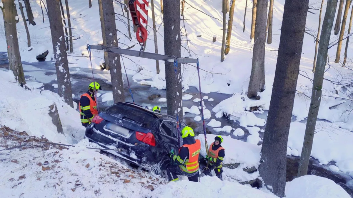 Auto sjelo na Semilsku ze silnice do čtyřmetrového srázu. Náraz ztlumila sněhová peřina