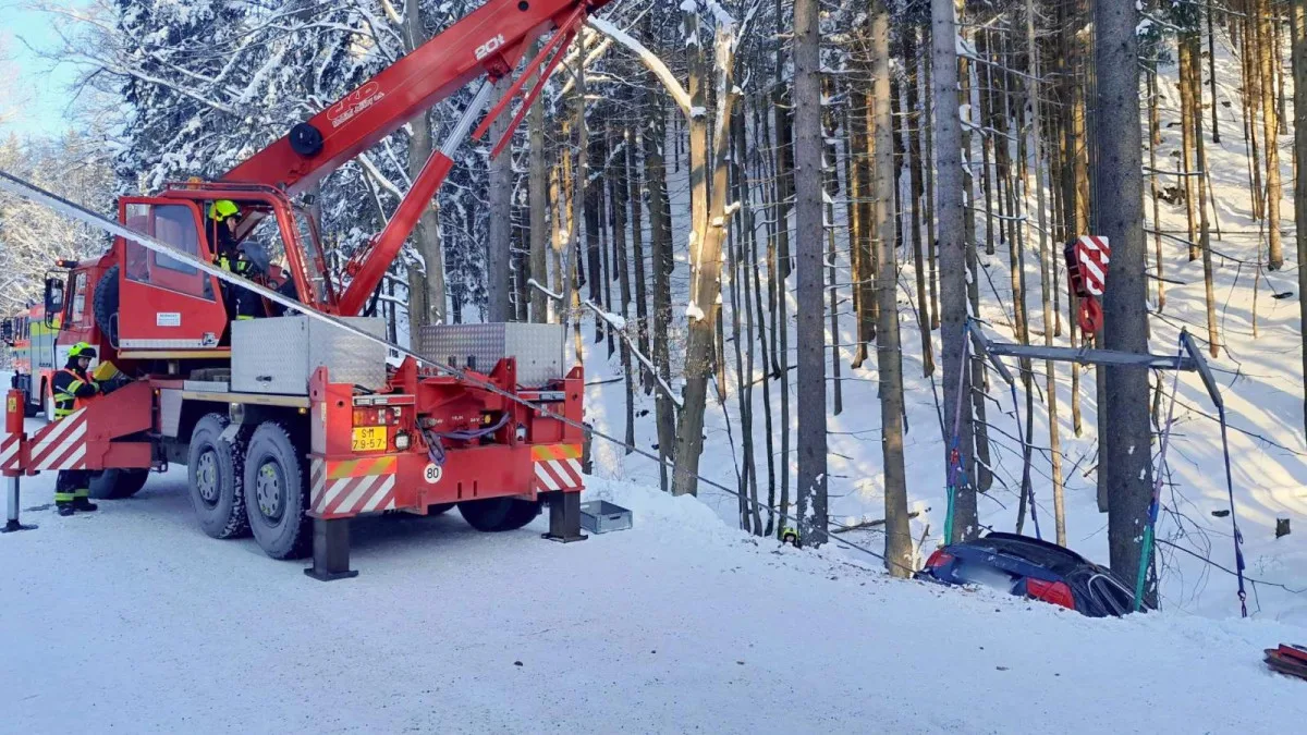Auto sjelo na Semilsku ze silnice do čtyřmetrového srázu. Náraz ztlumila sněhová peřina
