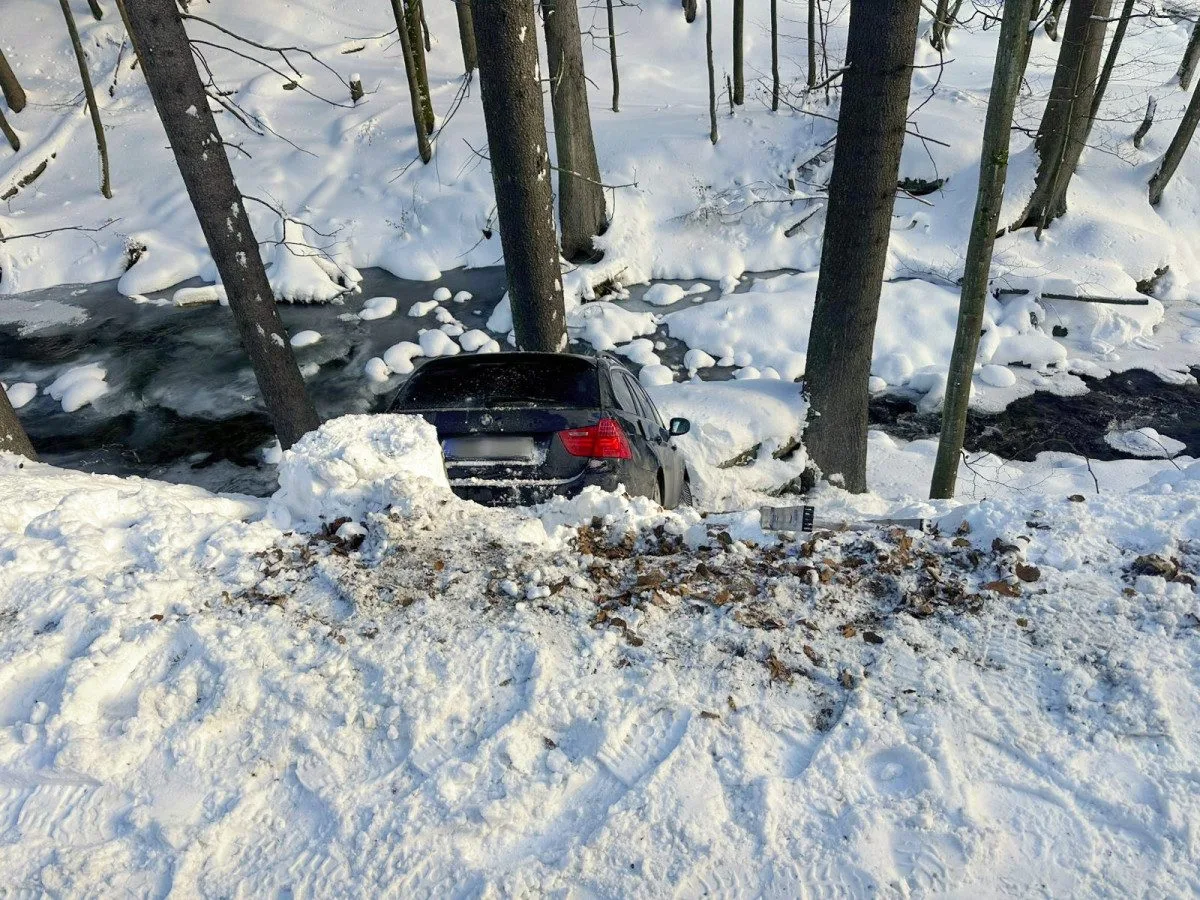 Auto sjelo na Semilsku ze silnice do čtyřmetrového srázu. Náraz ztlumila sněhová peřina