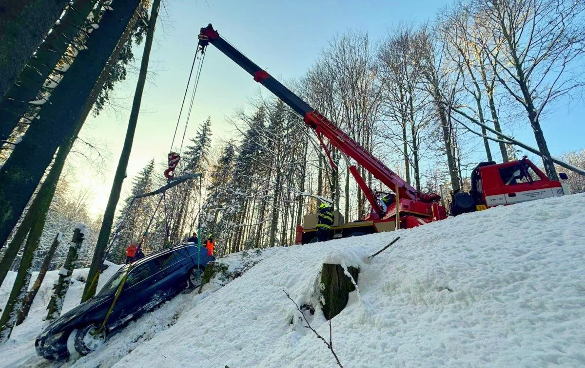 Auto sjelo na Semilsku ze silnice do čtyřmetrového srázu. Náraz ztlumila sněhová peřina