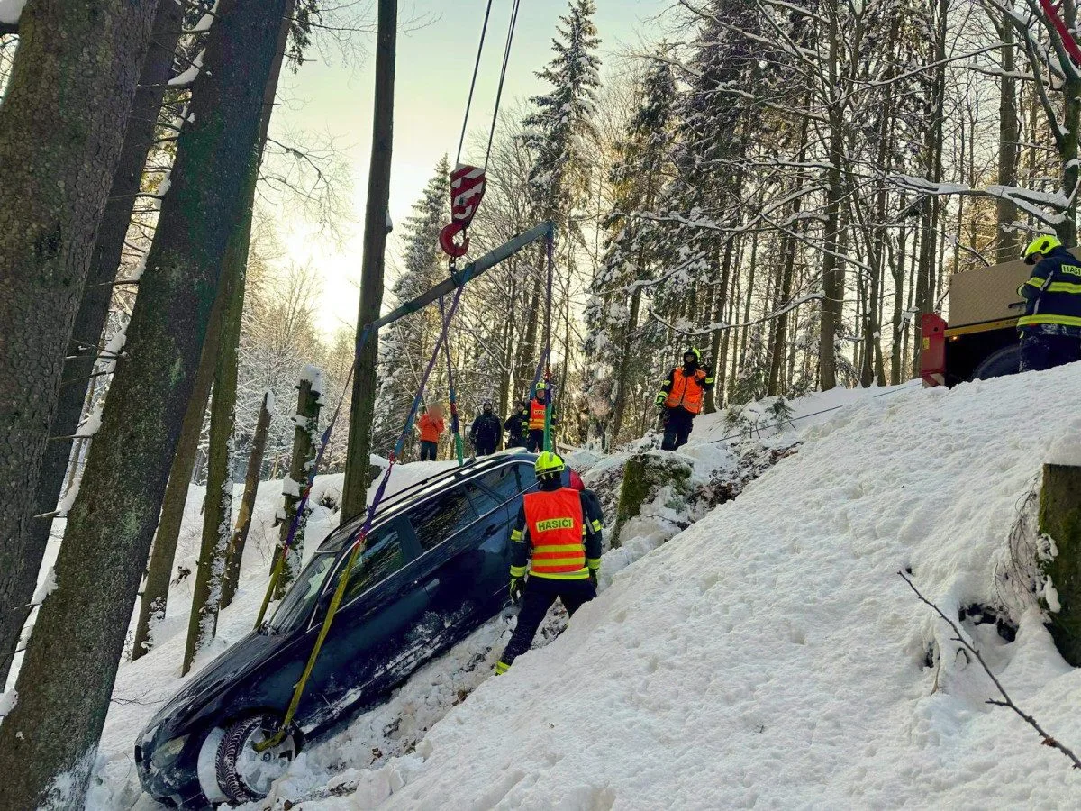 Auto sjelo na Semilsku ze silnice do čtyřmetrového srázu. Náraz ztlumila sněhová peřina