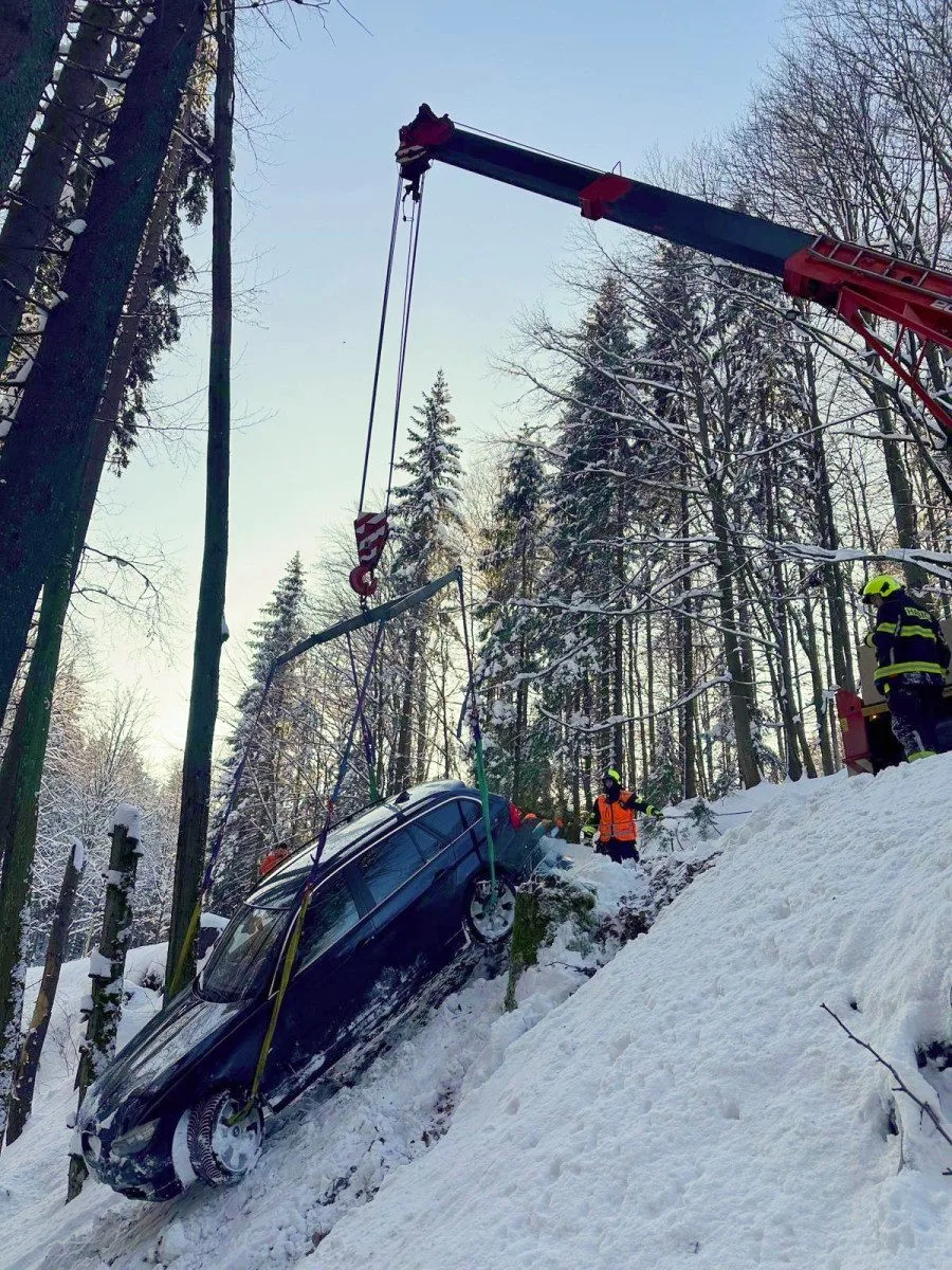 Auto sjelo na Semilsku ze silnice do čtyřmetrového srázu. Náraz ztlumila sněhová peřina