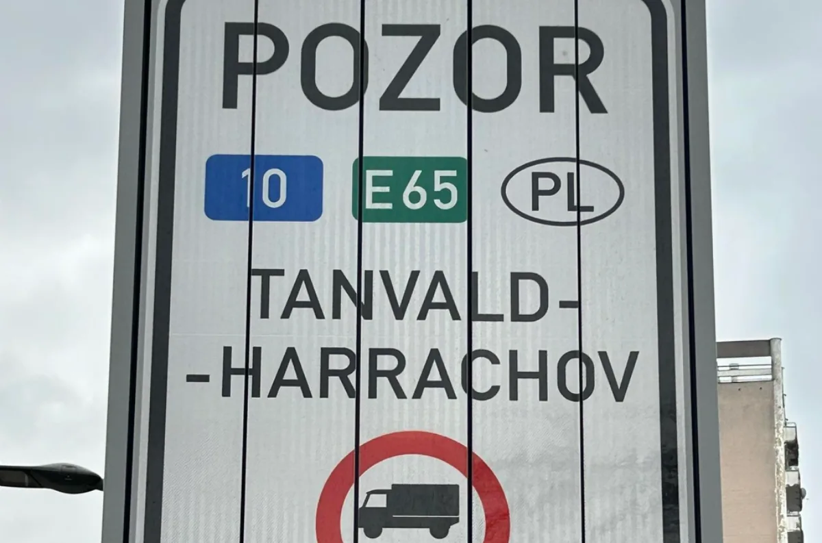 Silnice I/10 na Harrachov je kvůli sněžení pro kamiony opět uzavřená