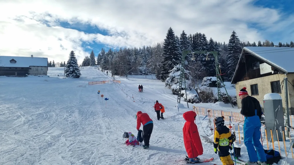 Část skiareálu v jizerskohorském Bedřichově je od pátku v provozu, sněhové podmínky přejí