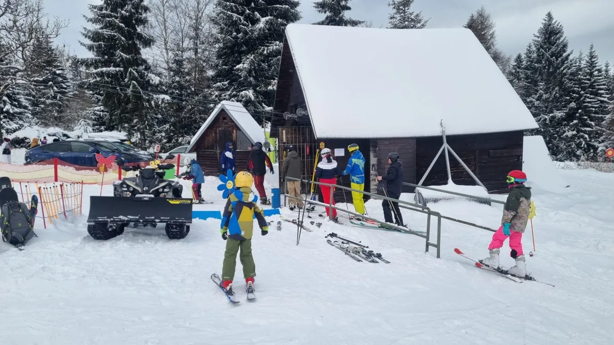 Část skiareálu v jizerskohorském Bedřichově je od pátku v provozu, sněhové podmínky přejí
