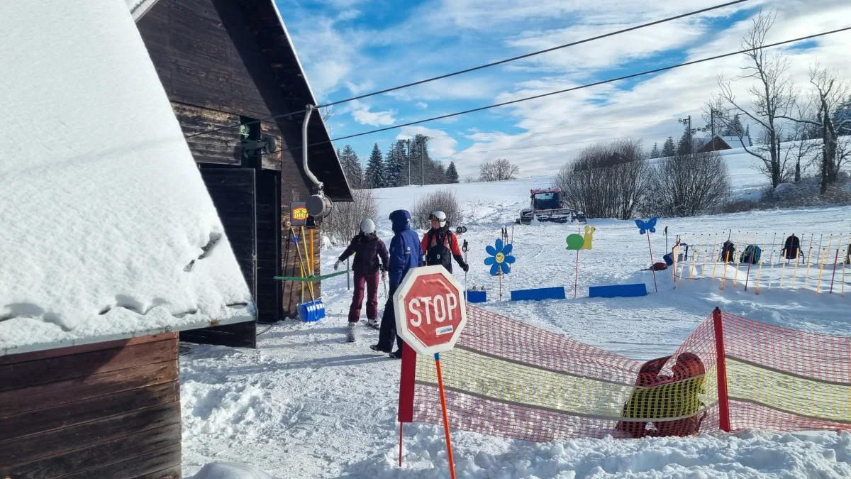 Část skiareálu v jizerskohorském Bedřichově je od pátku v provozu, sněhové podmínky přejí