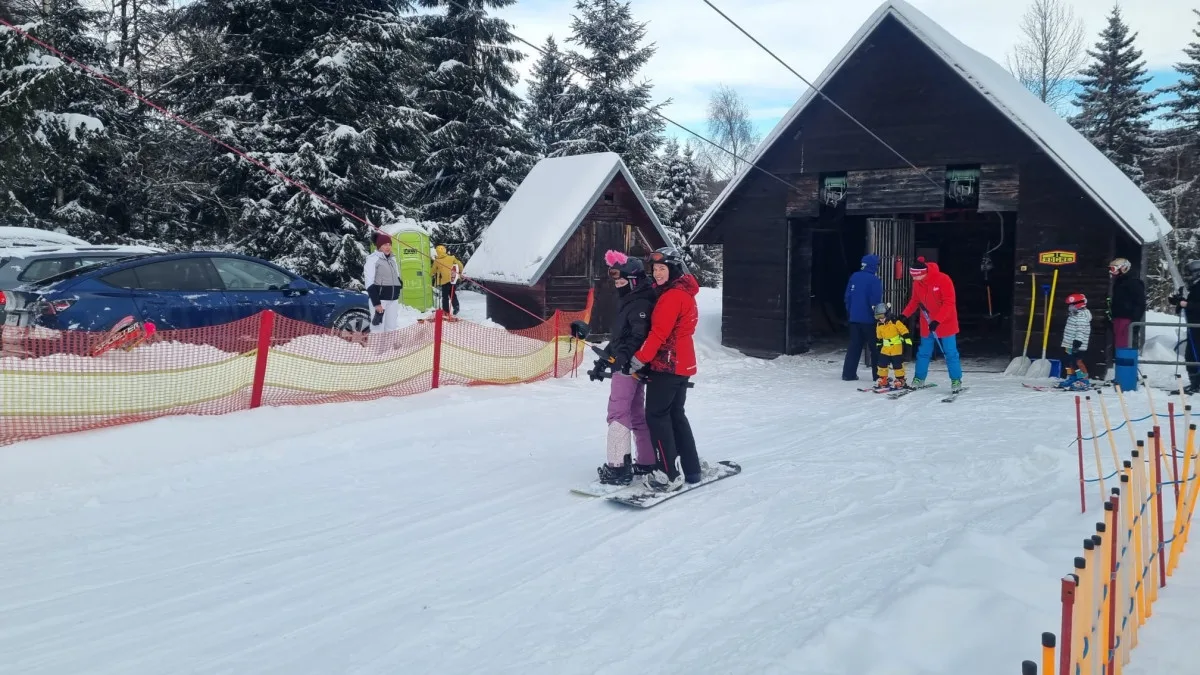 Část skiareálu v jizerskohorském Bedřichově je od pátku v provozu, sněhové podmínky přejí