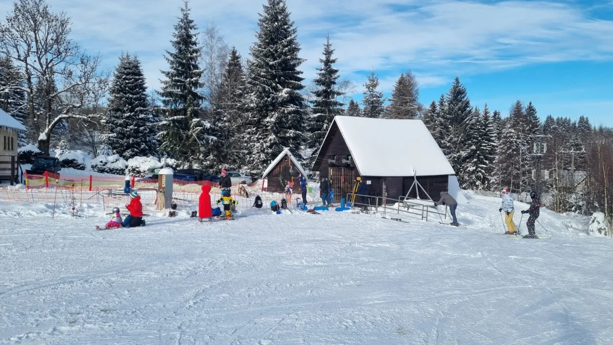 Část skiareálu v jizerskohorském Bedřichově je od pátku v provozu, sněhové podmínky přejí