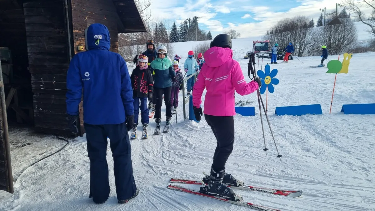 Část skiareálu v jizerskohorském Bedřichově je od pátku v provozu, sněhové podmínky přejí