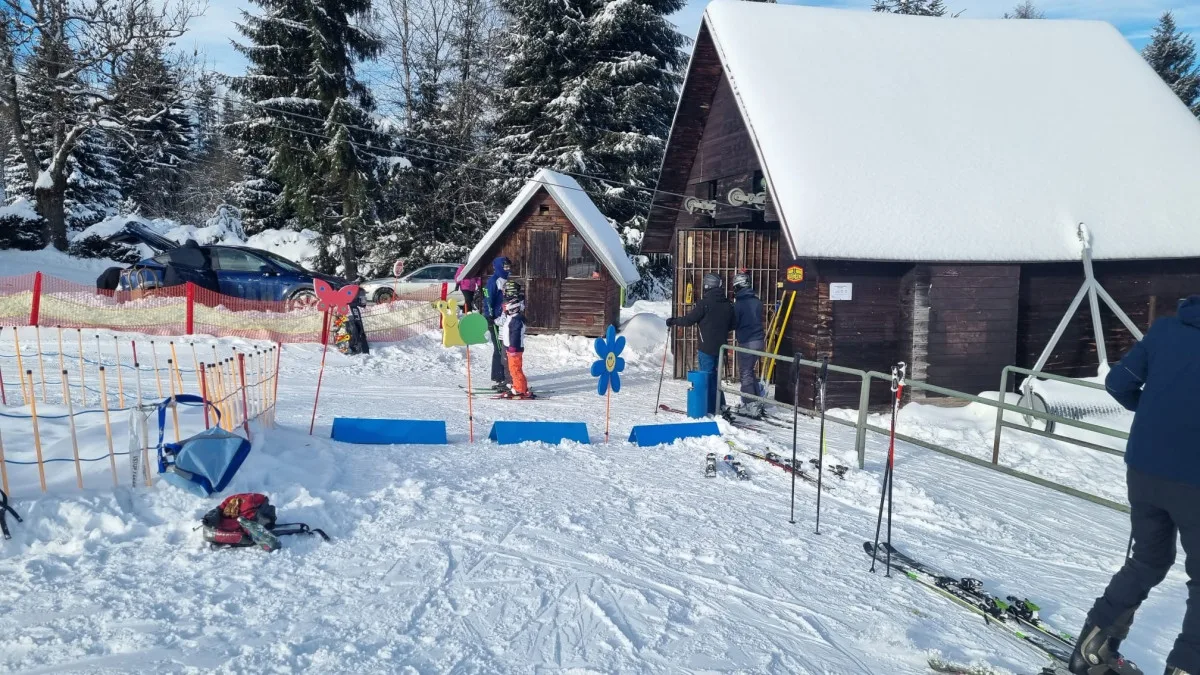 Část skiareálu v jizerskohorském Bedřichově je od pátku v provozu, sněhové podmínky přejí