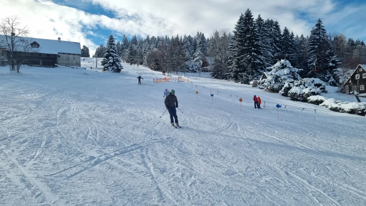 Část skiareálu v jizerskohorském Bedřichově je od pátku v provozu, sněhové podmínky přejí