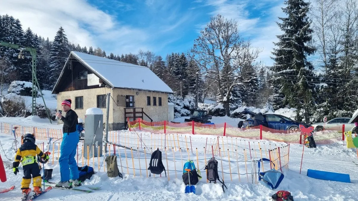 Část skiareálu v jizerskohorském Bedřichově je od pátku v provozu, sněhové podmínky přejí