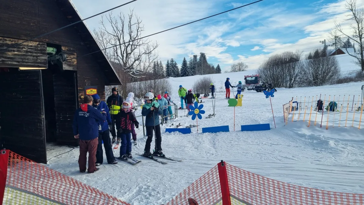 Část skiareálu v jizerskohorském Bedřichově je od pátku v provozu, sněhové podmínky přejí
