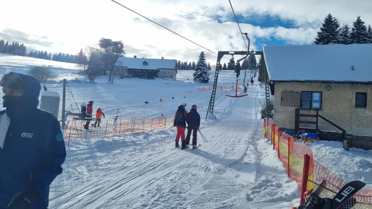 Část skiareálu v jizerskohorském Bedřichově je od pátku v provozu, sněhové podmínky přejí
