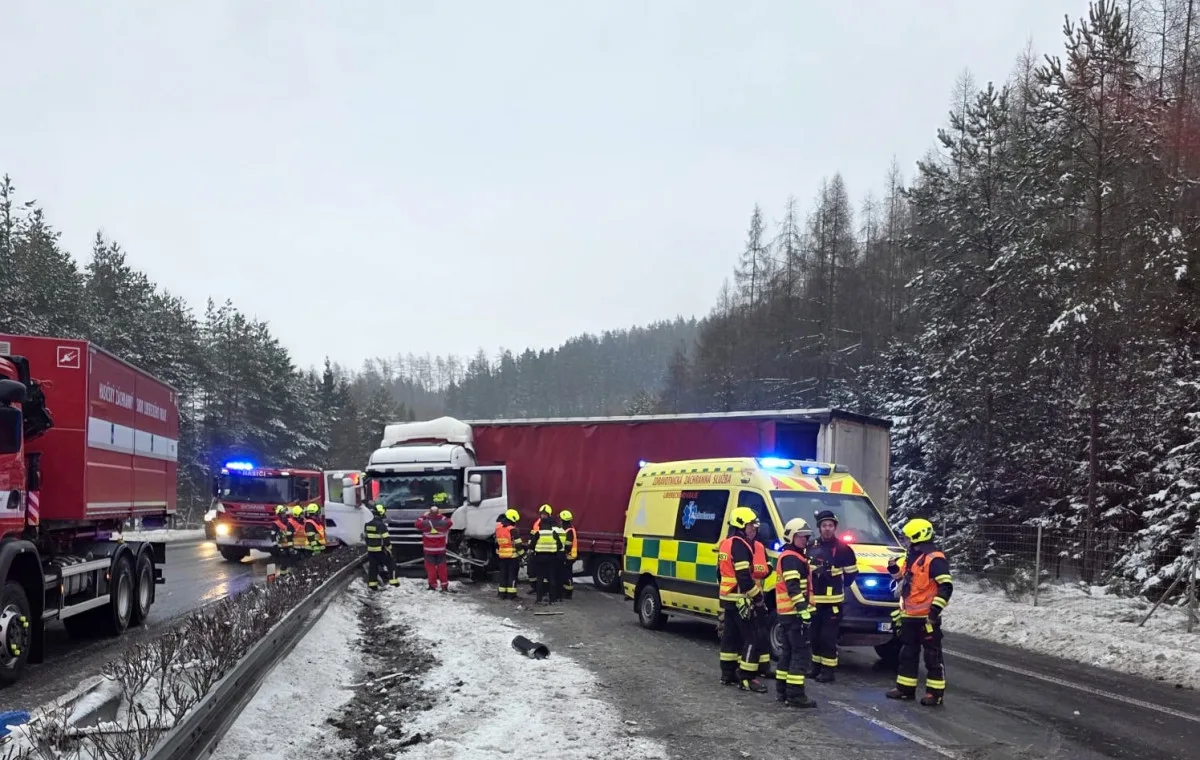 Silnici I/13 uzavřel u Jítravy ve směru na Liberec vzpříčený kamion, blokuje oba pruhy
