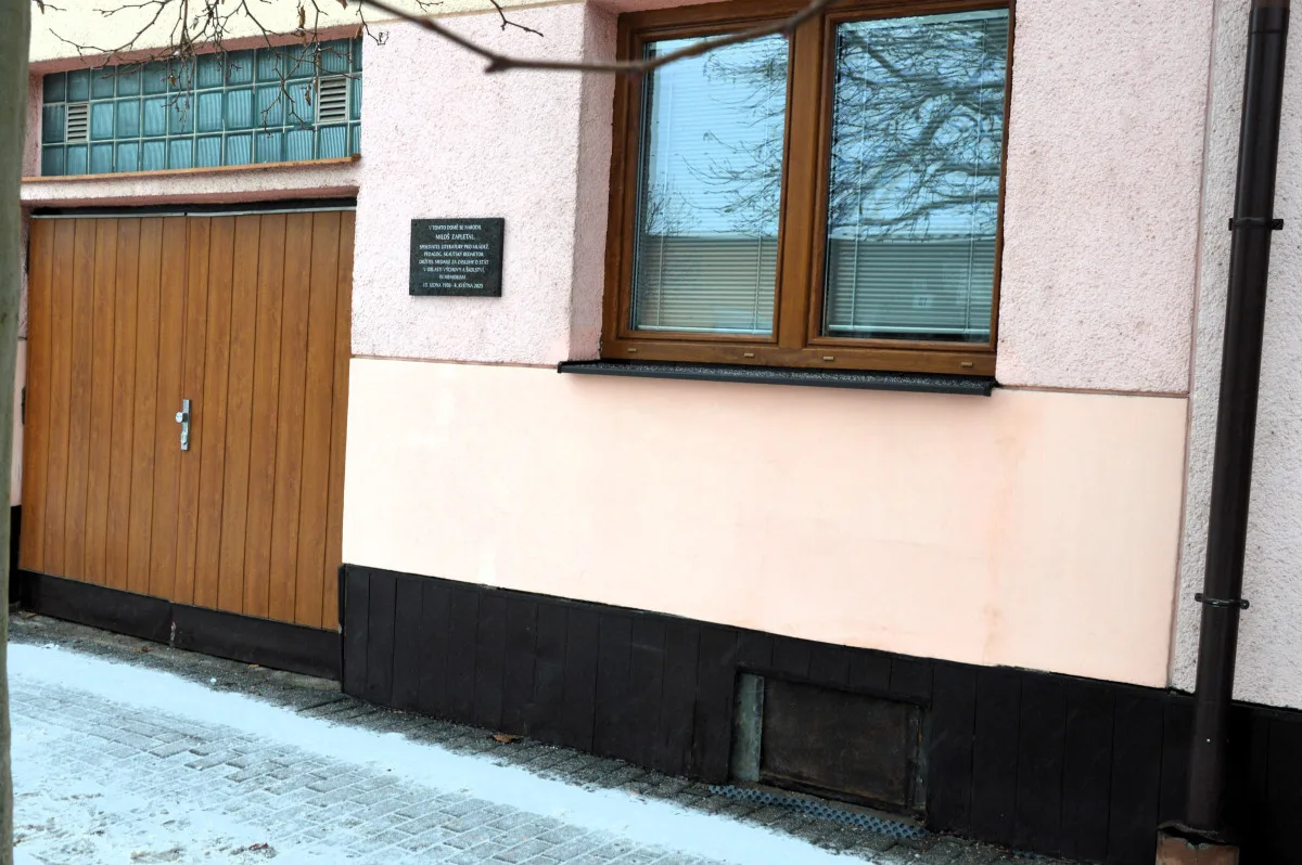Legendě českého skautingu Miloši Zapletalovi odhalili na rodném domě pamětní desku