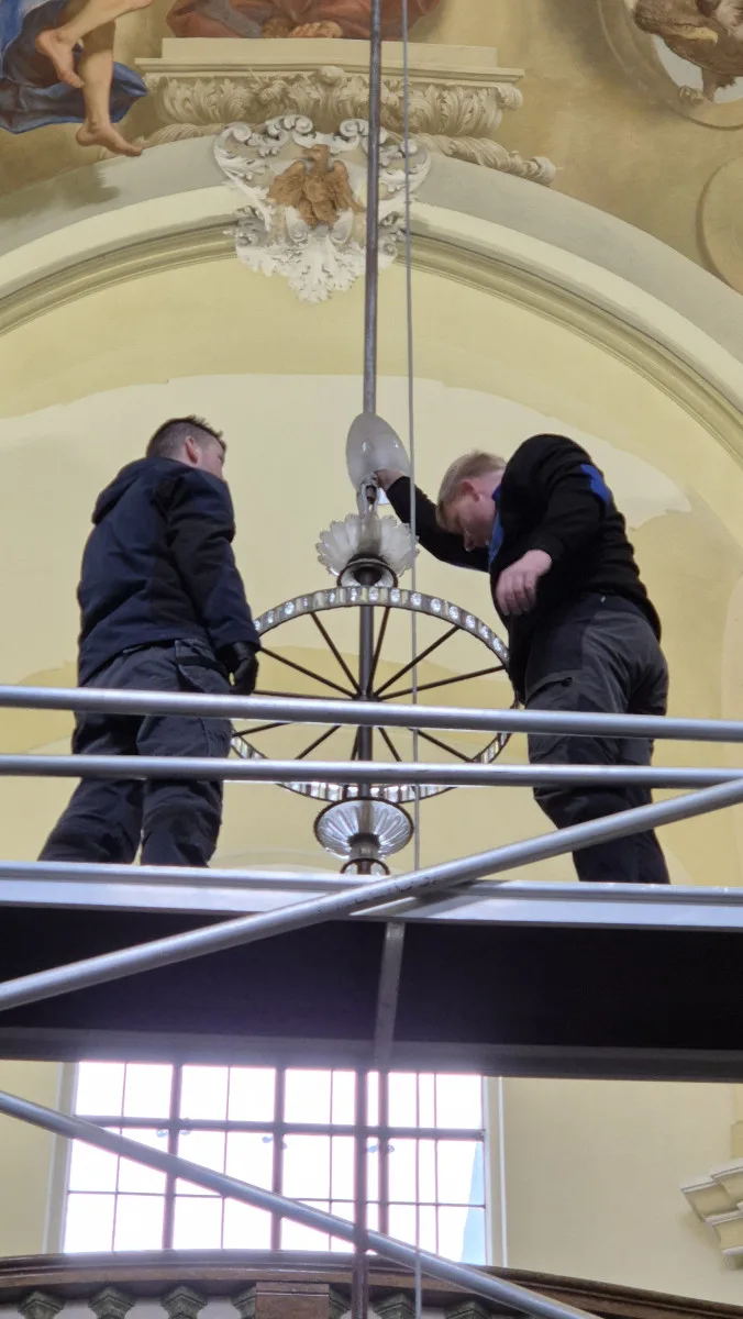 Chrámový křišťálový lustr z Hejnic se po více než sto letech dočká generální obnovy