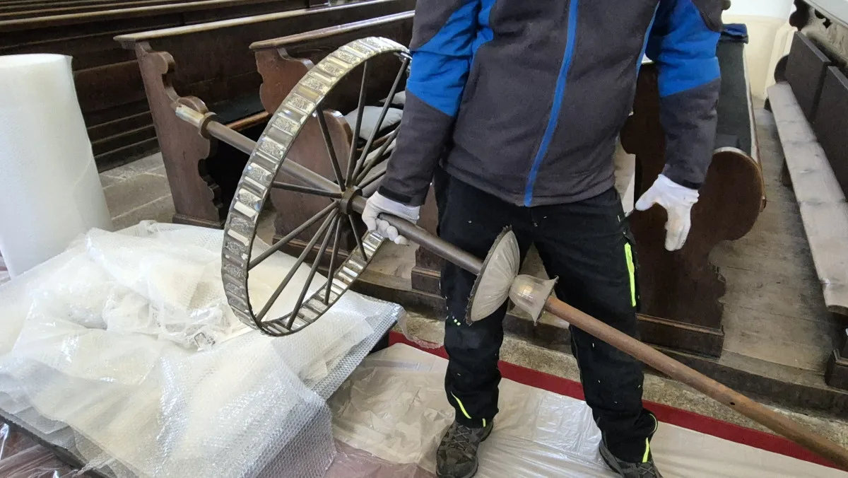 Chrámový křišťálový lustr z Hejnic se po více než sto letech dočká generální obnovy