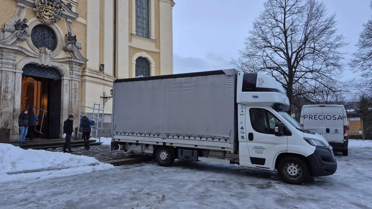 Chrámový křišťálový lustr z Hejnic se po více než sto letech dočká generální obnovy