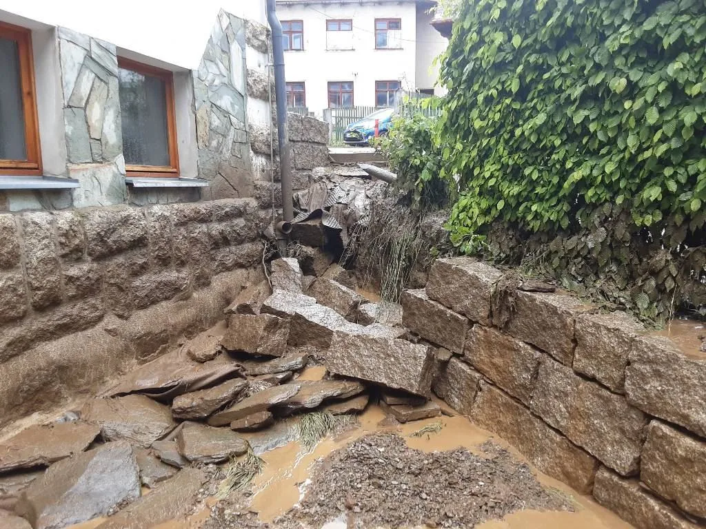 Dalešicemi se prohnala blesková povodeň. Kraj v obci projednával navržená opatření