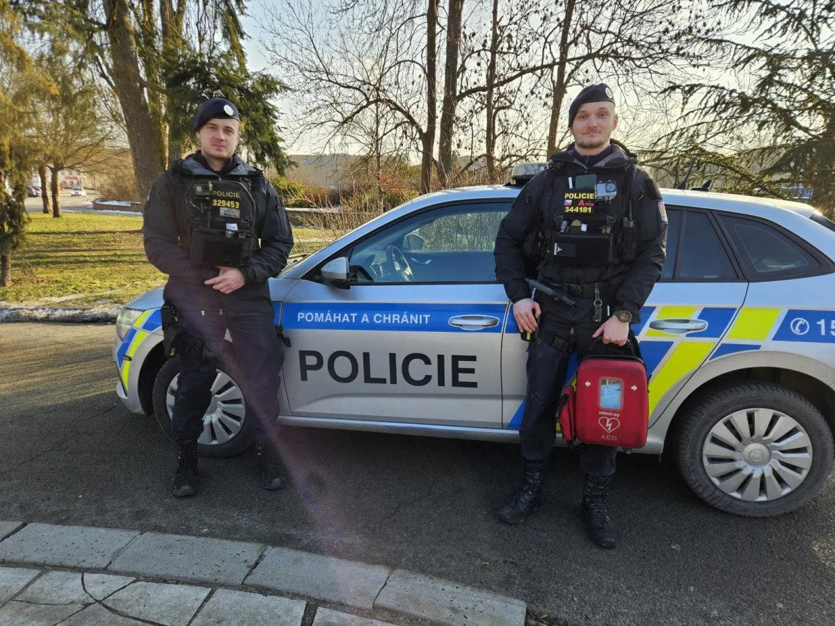 Policisté Miroslav Černý a Daniel Rezler z České Lípy zachránili v sobotu život tátovi dvou dětí, který zkolaboval.