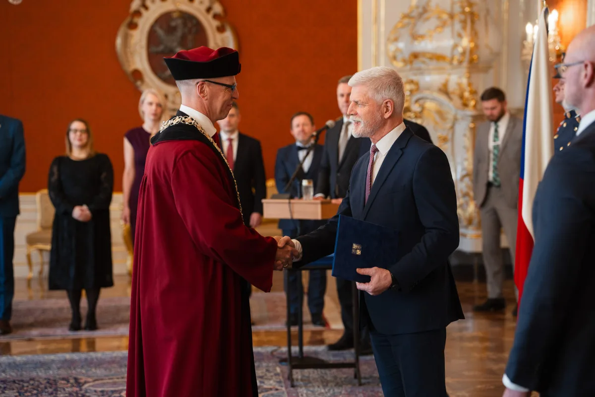 Prezident republiky jmenoval na hradě nového rektora liberecké univerzity Aleše Kocourka