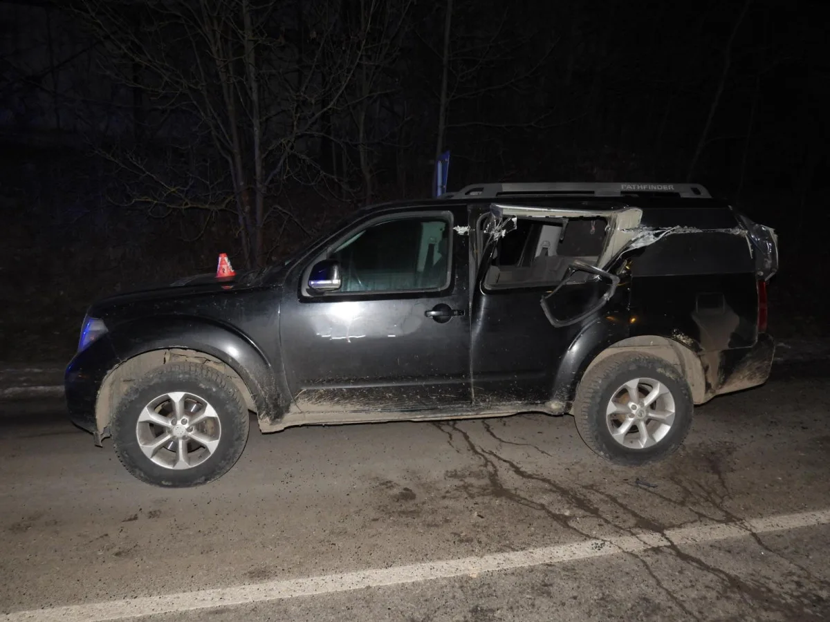 Řidič náklaďáku jel se sklopenou bočnicí. Jedno auto rozpáral, druhé poškodil