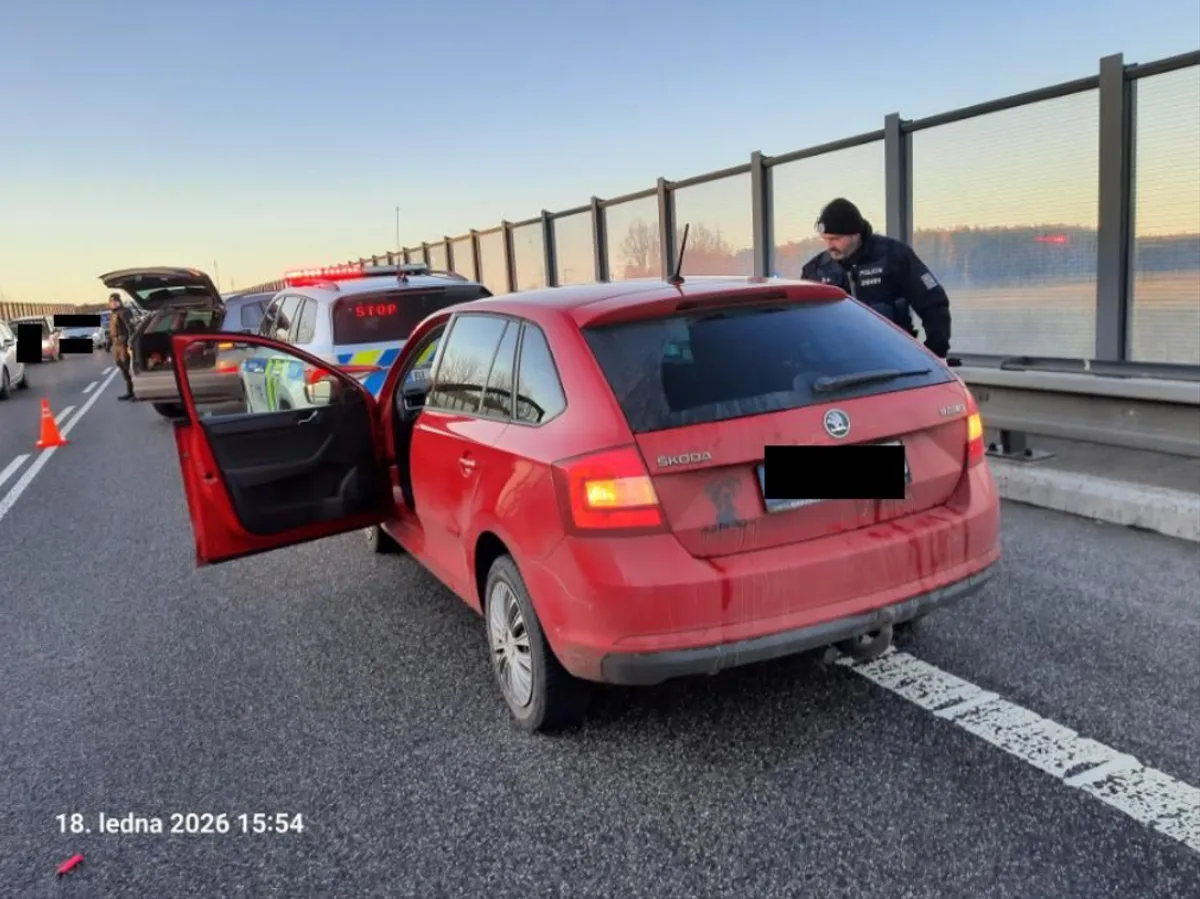 Zloděj ukradl v Liberci nastartované auto, neodradilo ho ani dítě na zadní sedačce