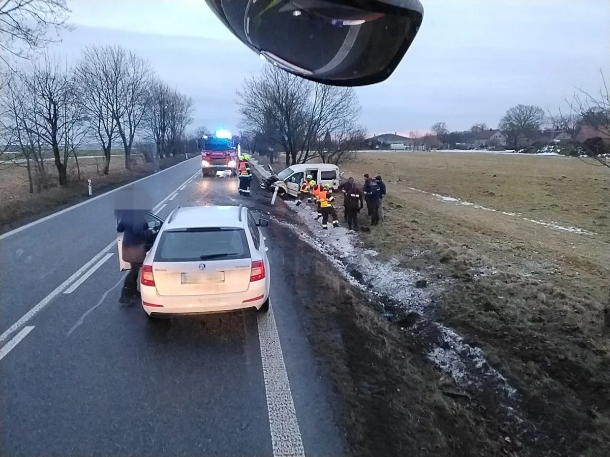 Ošklivě vyhlížející nehoda u Bezdězu se obešla bez zranění. Pomoc přivolal chytrý telefon