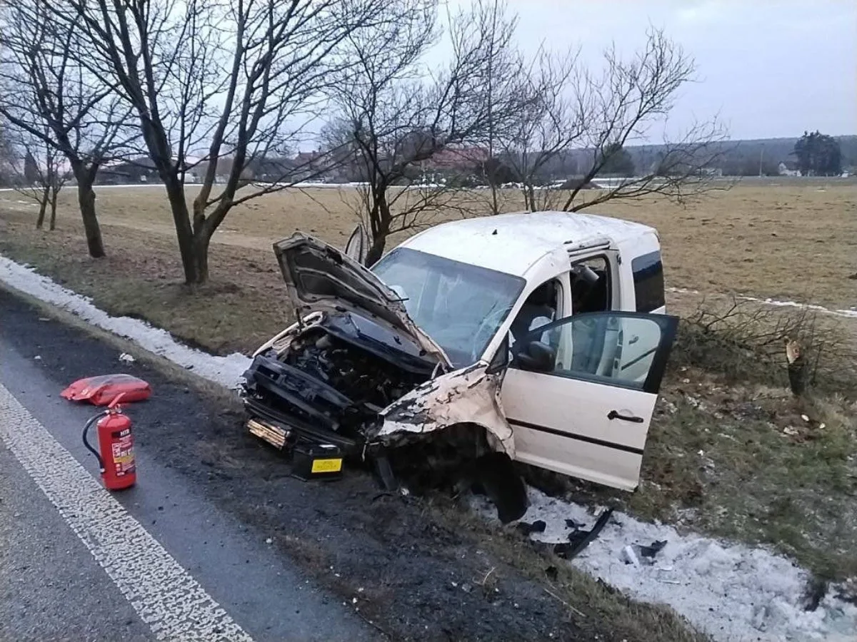 Hrozivě vyhlížející nehoda u Bezdězu se obešla bez zranění. Pomoc přivolal chytrý telefon
