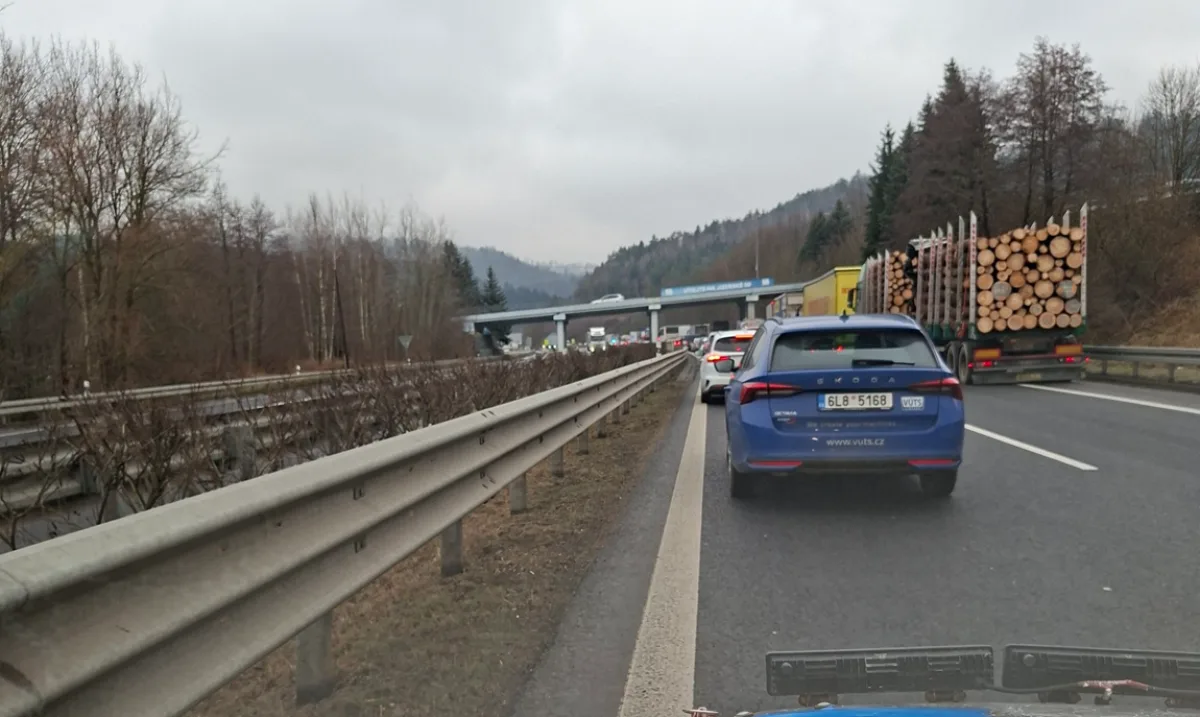Po střetu dvou aut je uzavřená silnice 35 z Hodkovic nad Mohelkou na Liberec