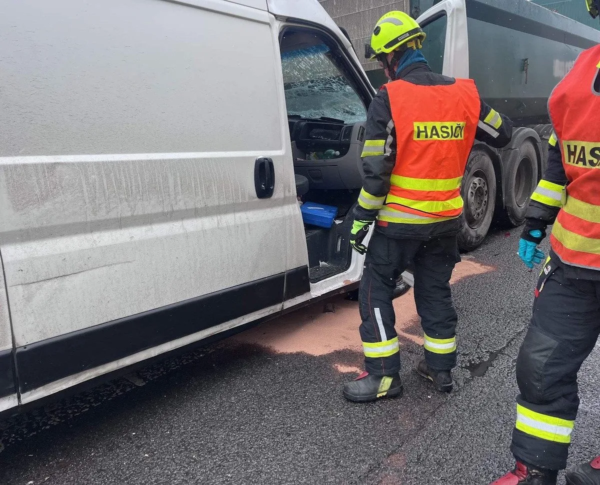 Srážka náklaďáku a dodávky u Chrastavy. Hasiči vyprošťovali zraněného