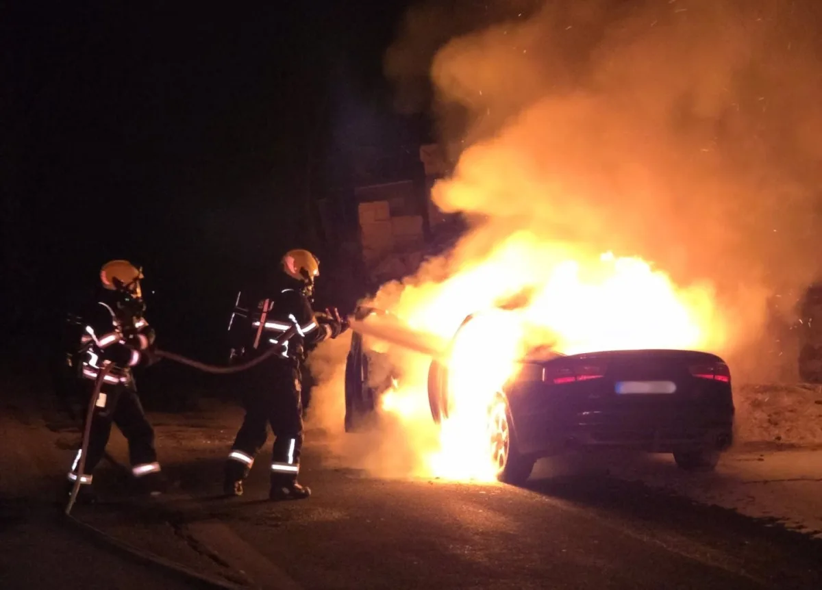 Nedaleko Semil hořelo v noci Audi, hasiči požár zlikvidovali do půl hodiny