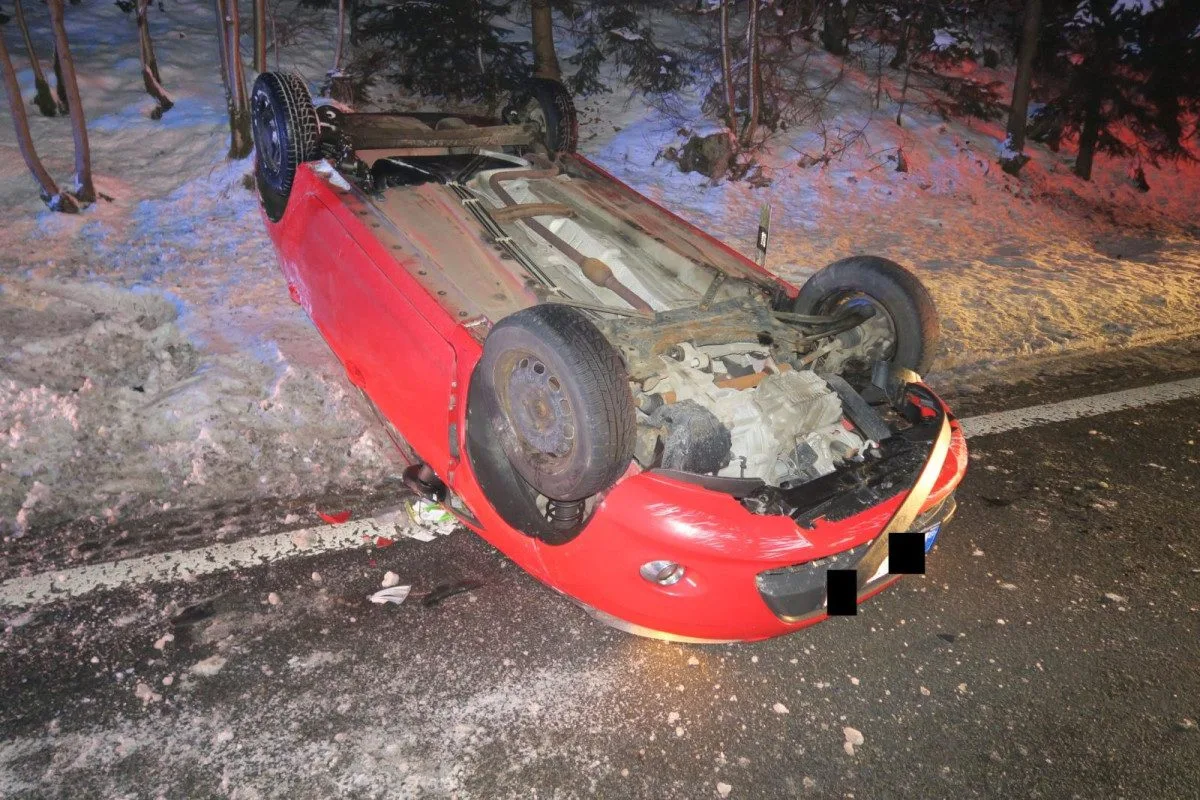 Mladá řidička ve smyku převrátila auto na střechu, jela příliš rychle