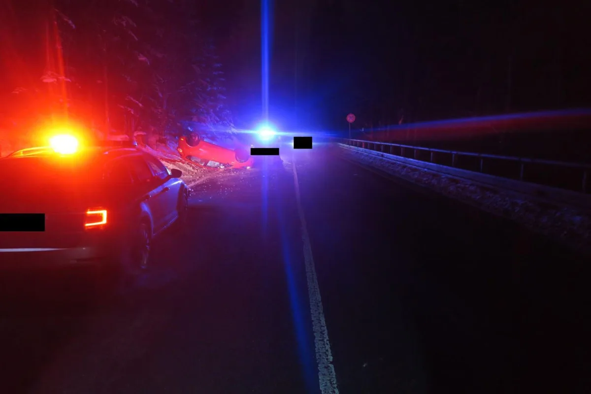 Mladá řidička ve smyku převrátila na Jablonecku auto na střechu, jela příliš rychle