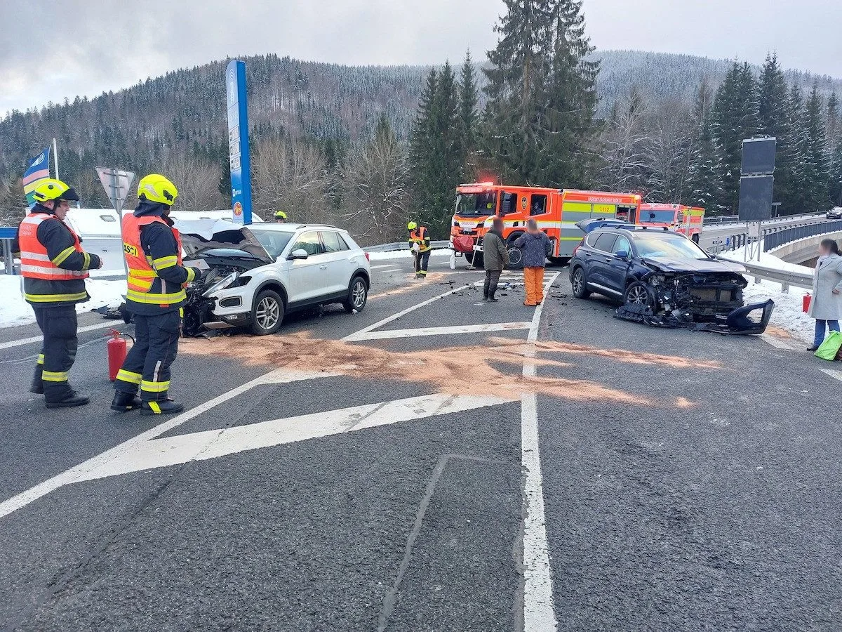 Srážka dvou aut na Mýtě u Harrachova. Vrtulník transportoval do nemocnice zraněného
