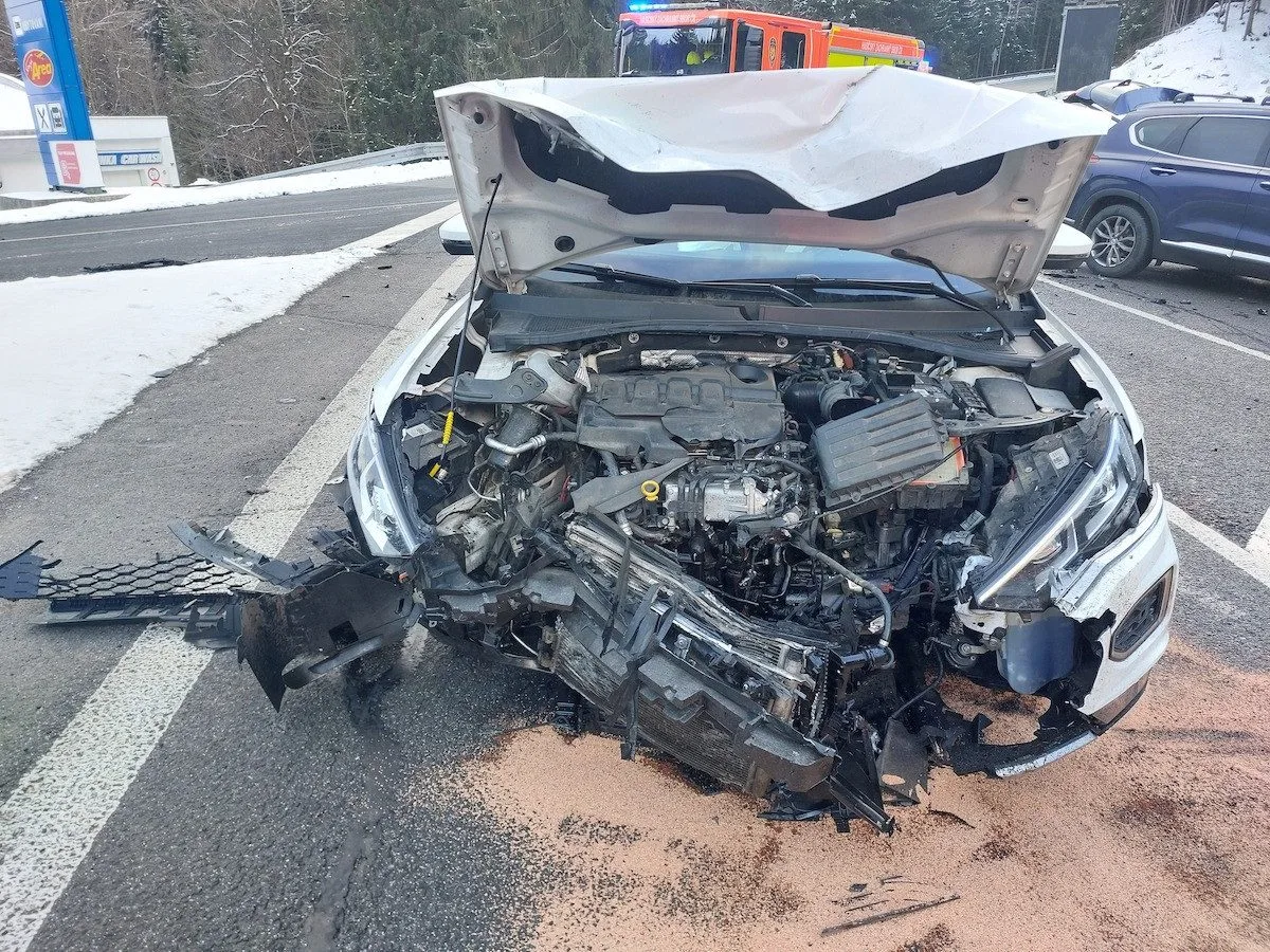 Srážka dvou aut na Mýtě u Harrachova. Vrtulník transportoval do nemocnice zraněného