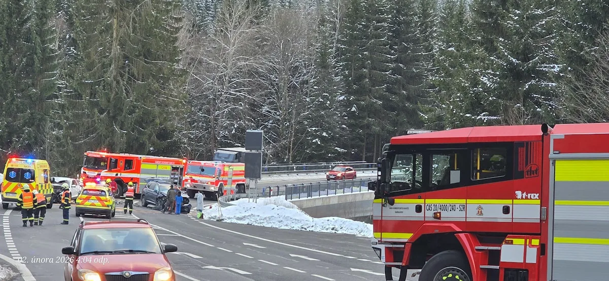 Srážka dvou aut na Mýtě u Harrachova. Vrtulník transportoval do nemocnice zraněného