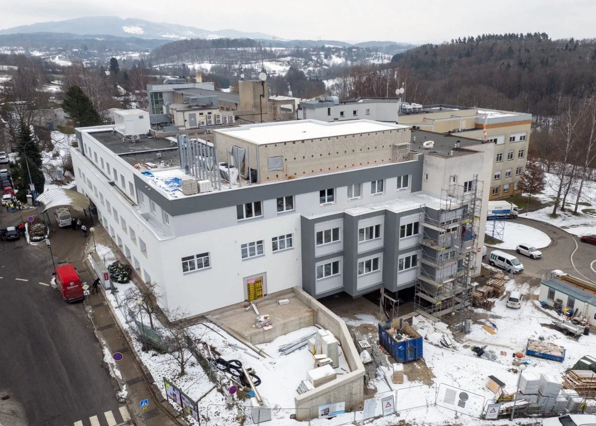 V turnovské nemocnici roste nový pavilon, umožní rozšířit jednotku intenzivní péče