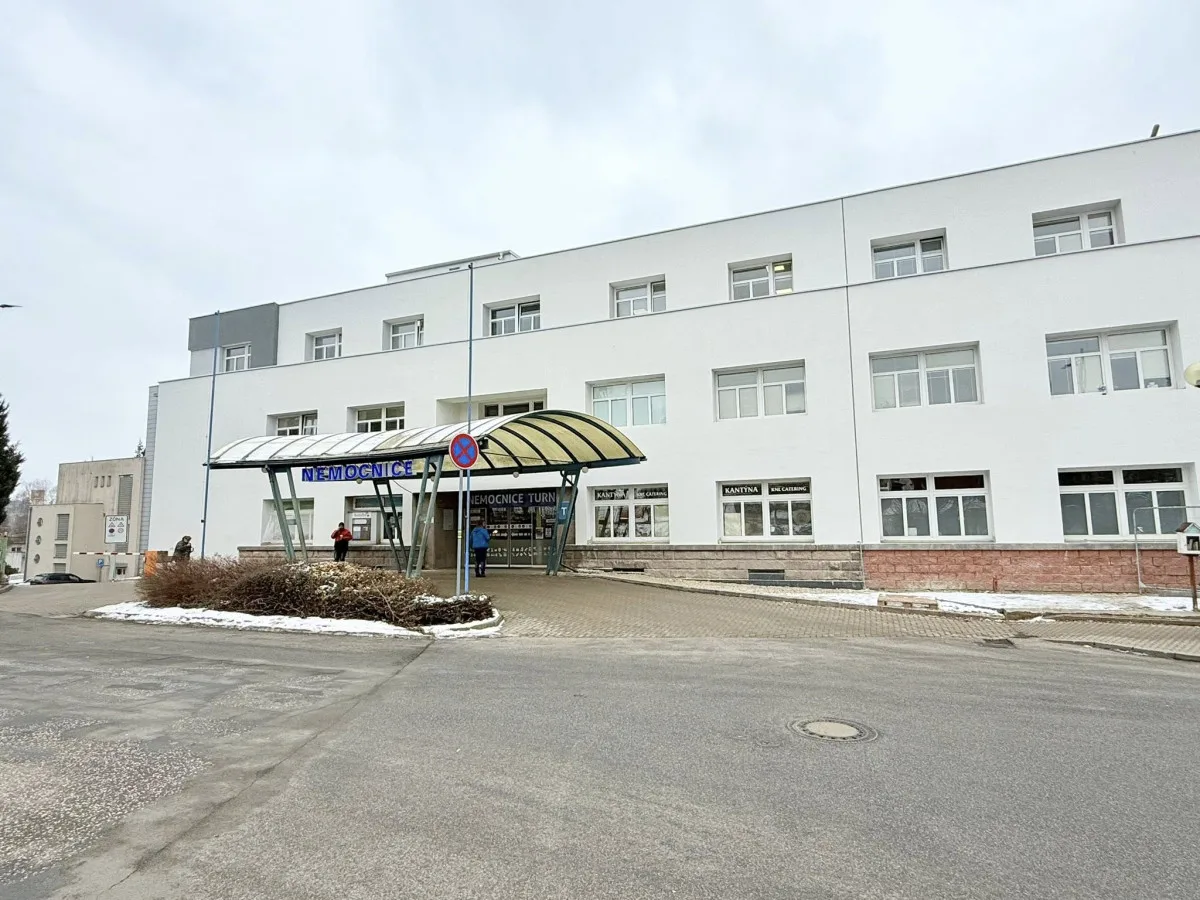 V turnovské nemocnici roste nový pavilon, umožní rozšířit jednotku intenzivní péče
