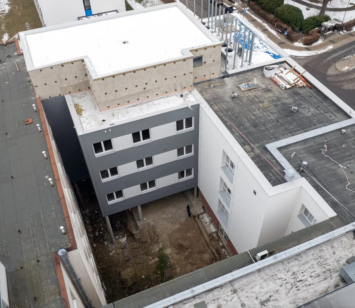 V turnovské nemocnici roste nový pavilon, umožní rozšířit jednotku intenzivní péče