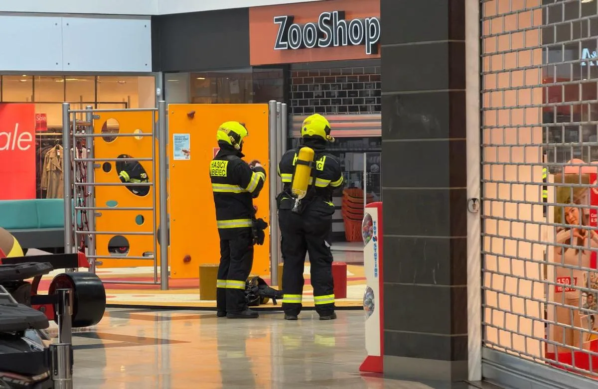 Požár v libereckém Géčku. V elektru hořelo, pět lidí se nadýchalo kouře