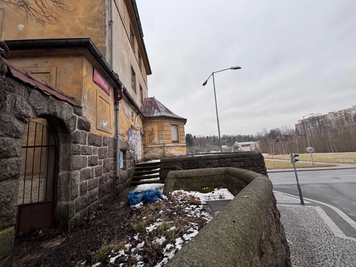 Azylový dům pro ženy, muže či sociální byty. Liberec hledá, co s chátrajícím domem ve Dvorské