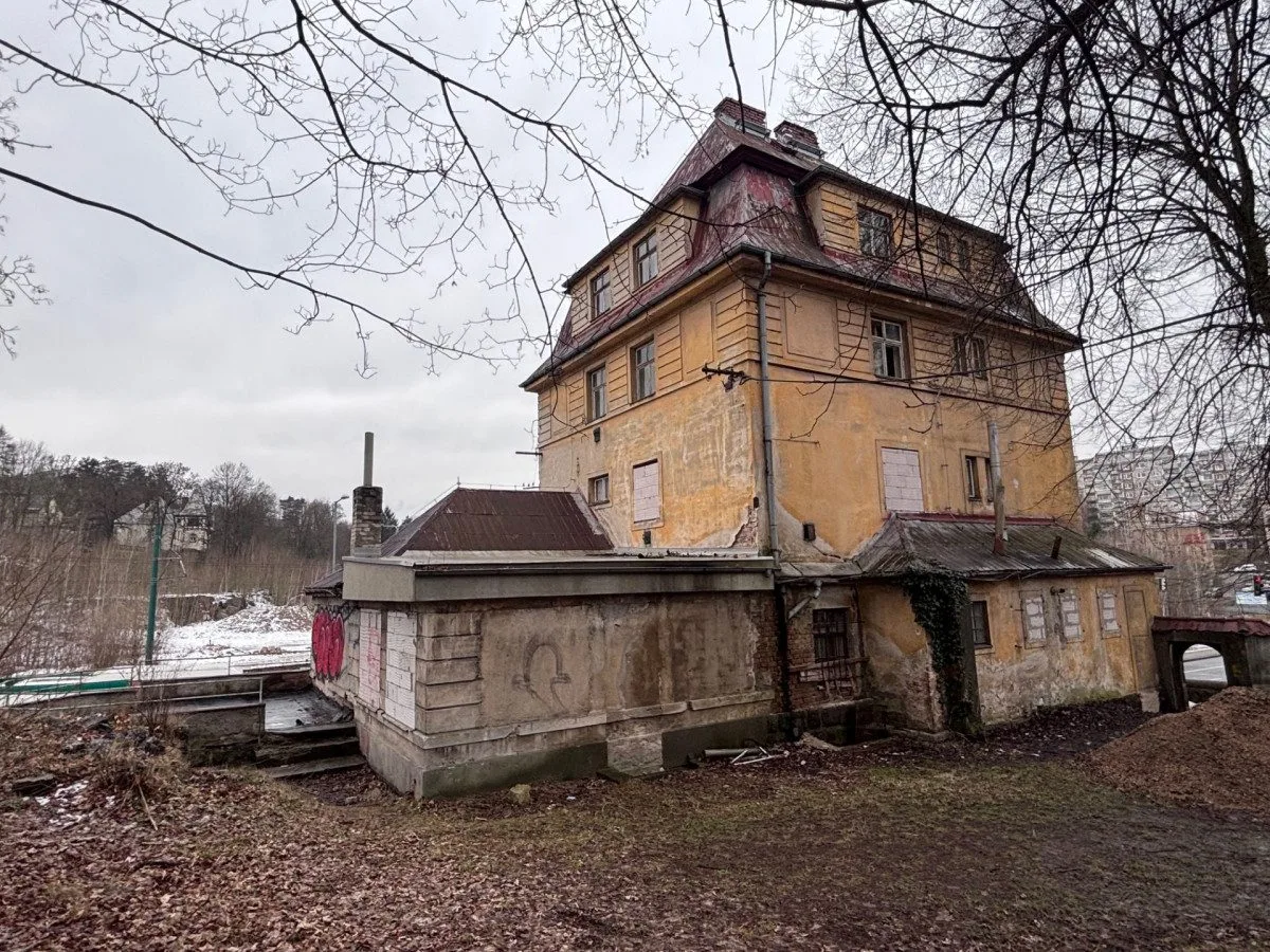 Azylový dům pro ženy, muže či sociální byty. Liberec hledá, co s chátrajícím domem ve Dvorské